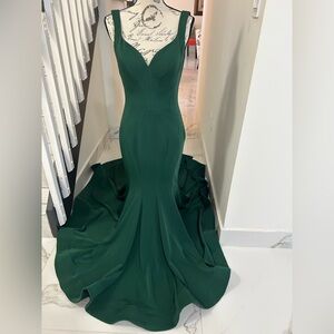 Camille La Vie V Neck Forest Green Mermaid Gown Prom Homecoming Wedding Size 10